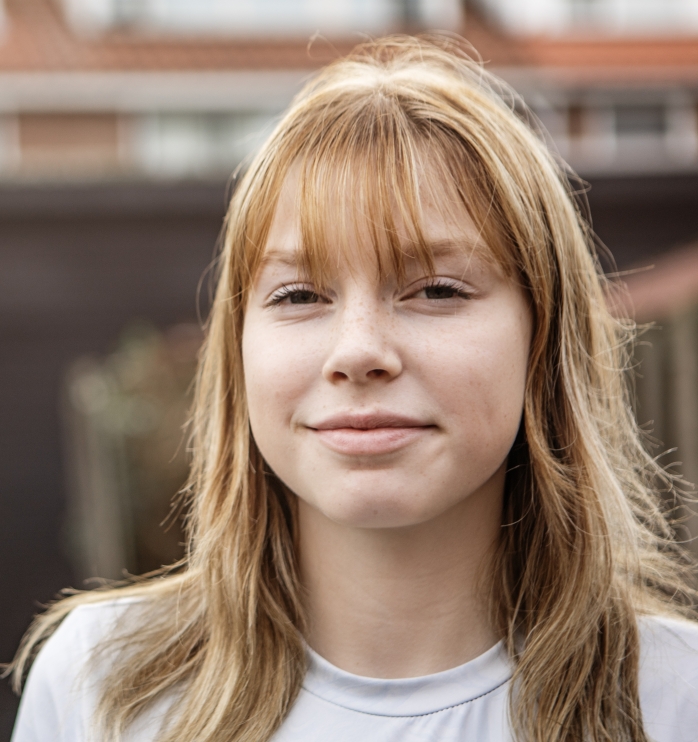 Tienermeisje met rossig haar